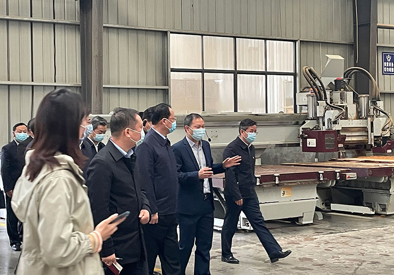 毛偉明省長與桃花江竹材公司董事長薛志成親切交談 毛偉明省長與桃花江竹材公司董事長薛志成親切交談