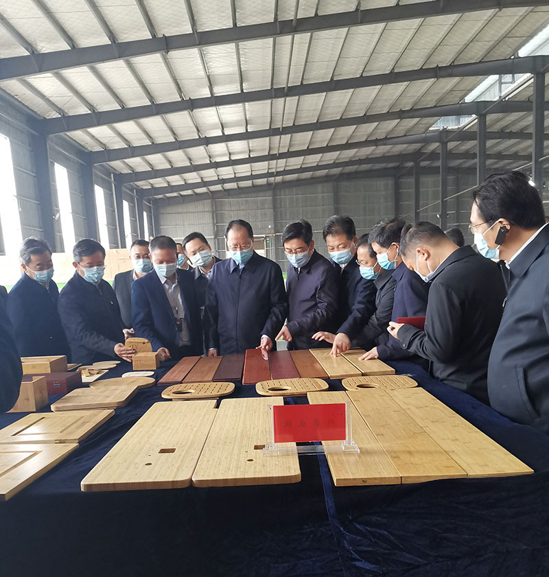 毛偉明省長一行在認真查看現(xiàn)代竹產(chǎn)品 毛偉明省長一行在認真查看現(xiàn)代竹產(chǎn)品