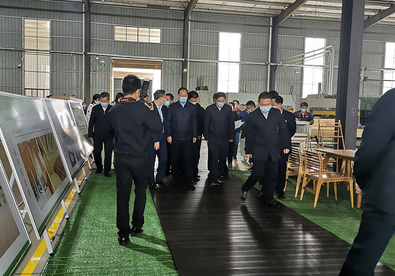 毛偉明省長一行走在桃花江高炭竹地板鋪設的通道上 毛偉明省長一行走在桃花江高炭竹地板鋪設的通道上