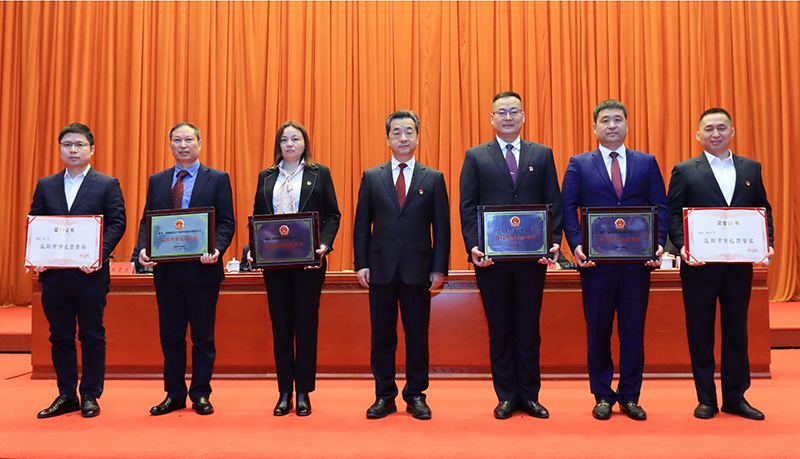 董事長薛志成先生上臺領(lǐng)獎(jiǎng)