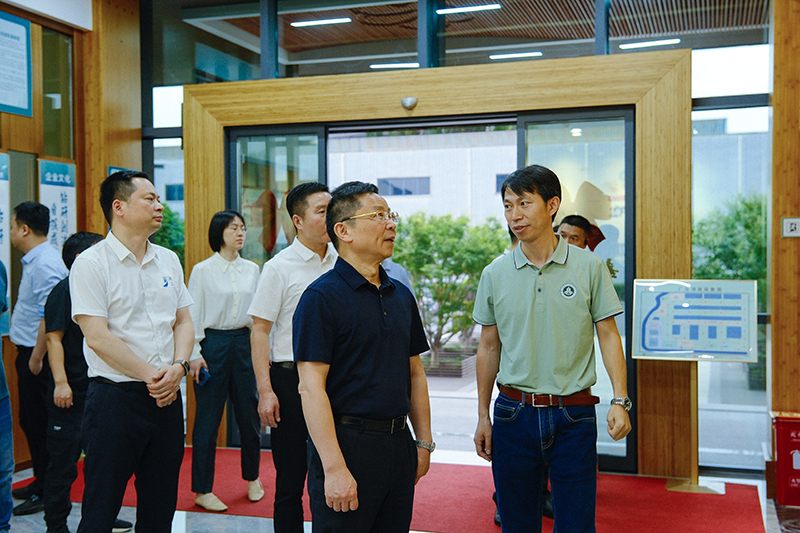 湖南省林業(yè)局黨組書記、局長吳劍波一行在參觀全竹結構科研展示樓 湖南省林業(yè)局黨組書記、局長吳劍波一行在參觀全竹結構科研展示樓