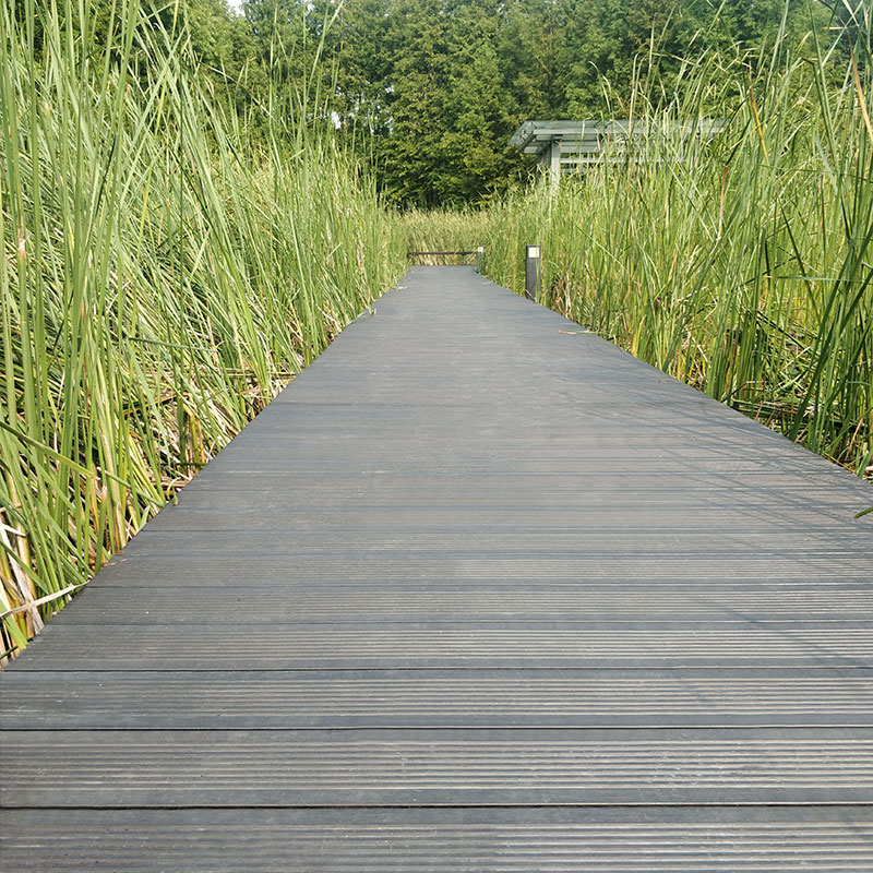 桃花江深炭戶外竹木地板鋪設的親水棧道