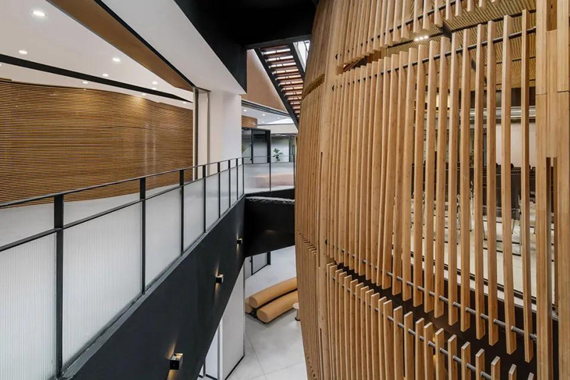 昆明大悅城優(yōu)客工場，懸浮于兩層之間的圓形竹樓